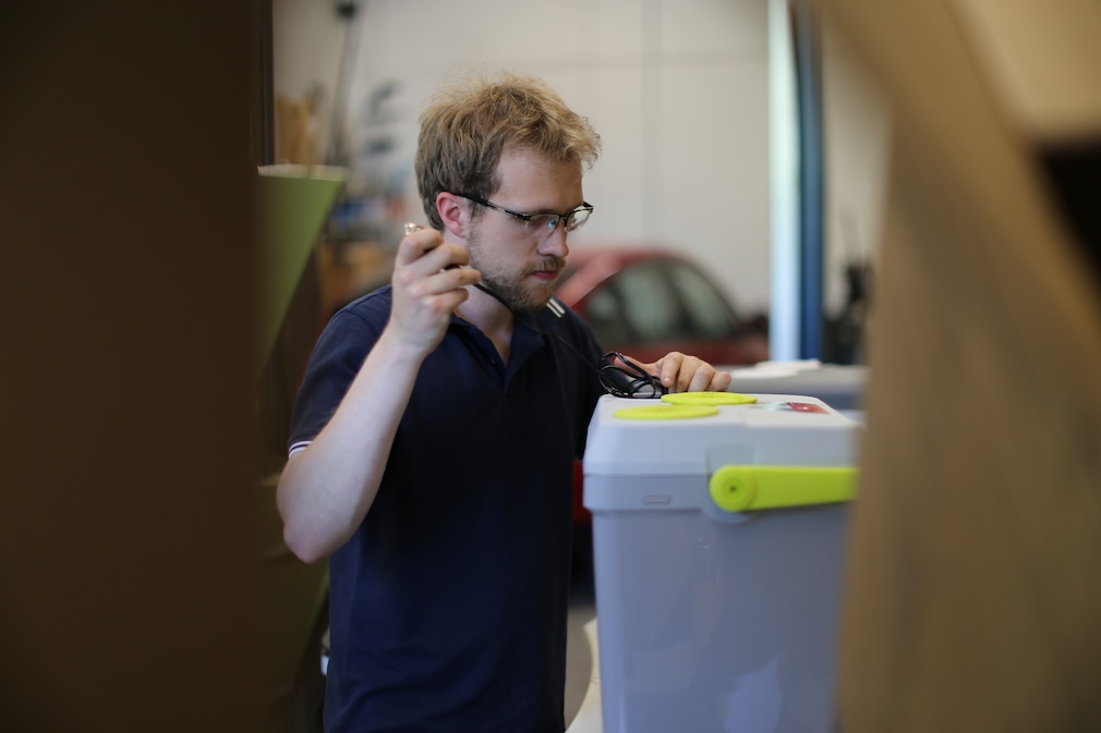 Testen der Kabelführung bei Kühlboxen